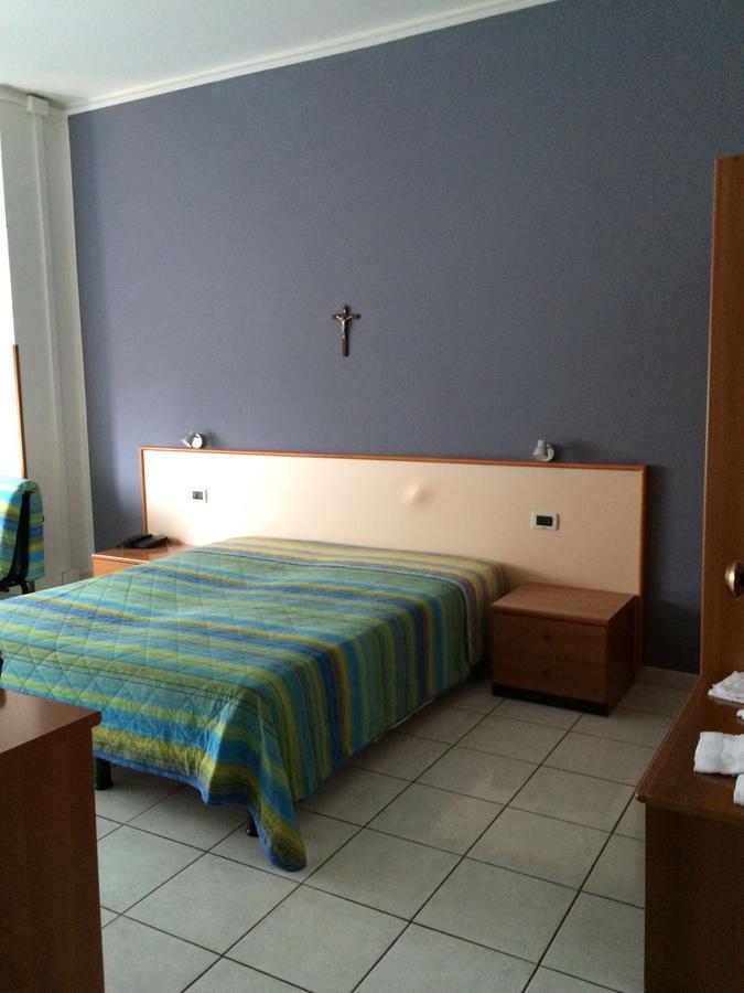 Lo Scoglio Hotel Castelnuovo del Garda Bagian luar foto