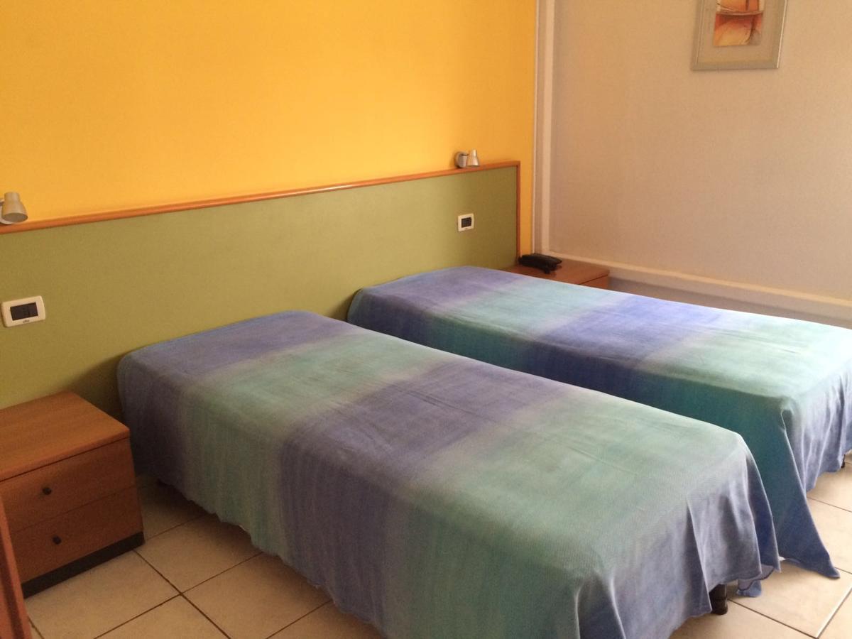 Lo Scoglio Hotel Castelnuovo del Garda Bagian luar foto