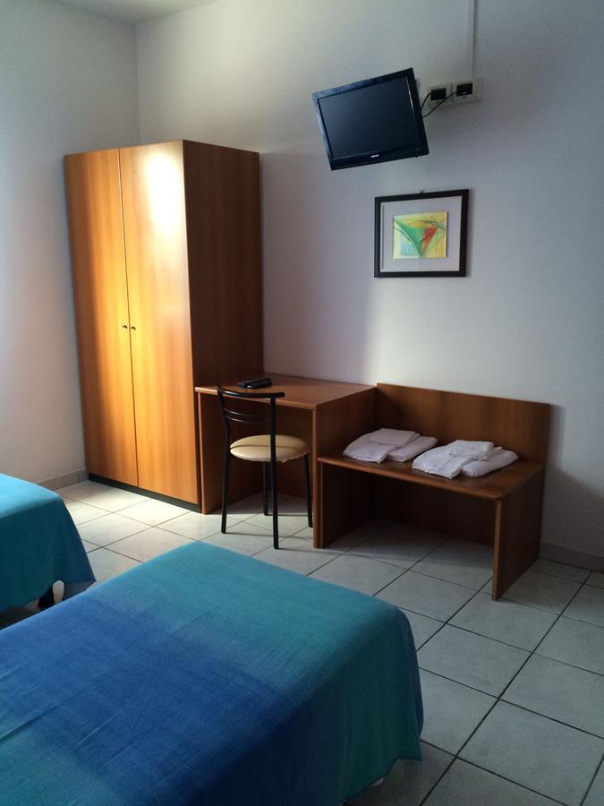 Lo Scoglio Hotel Castelnuovo del Garda Bagian luar foto
