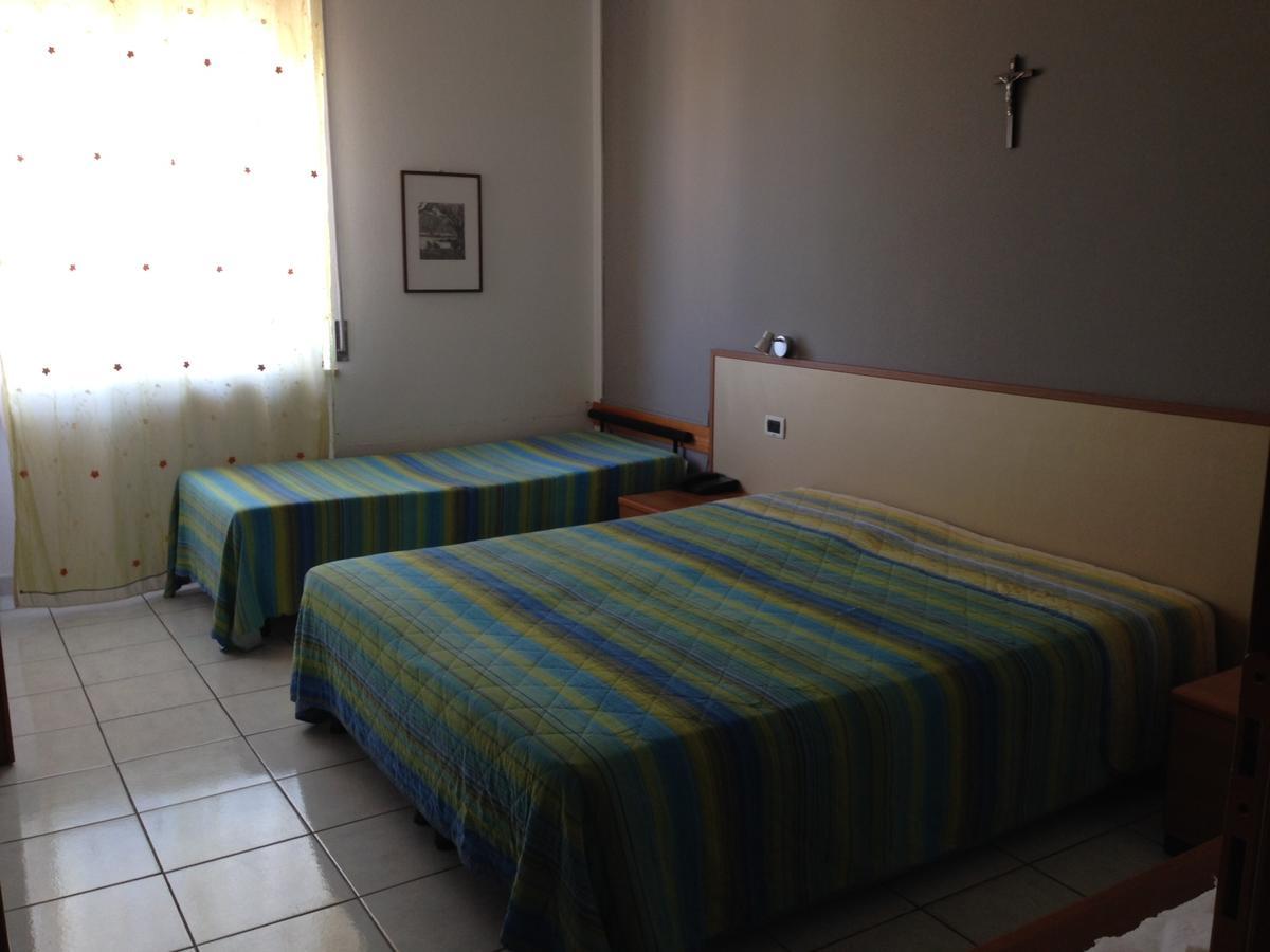 Lo Scoglio Hotel Castelnuovo del Garda Bagian luar foto